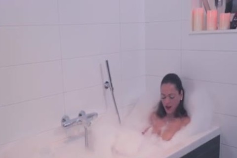 Jerking off in the Tub with Camilla