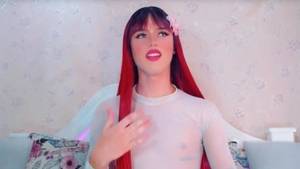 Red Hair sheboy Gracefully Faps Her schlong